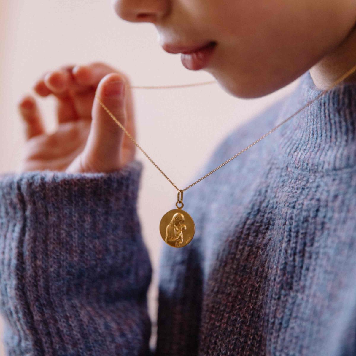 Médaille baptême vierge maternelle or jaune